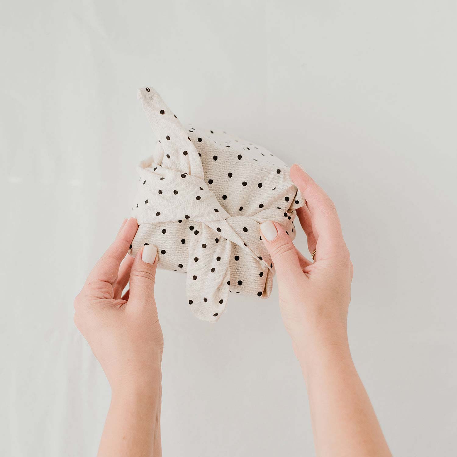 eulenschnitt_stoff_geschenkpapier_punkte_photocredits_maggymelzer_02