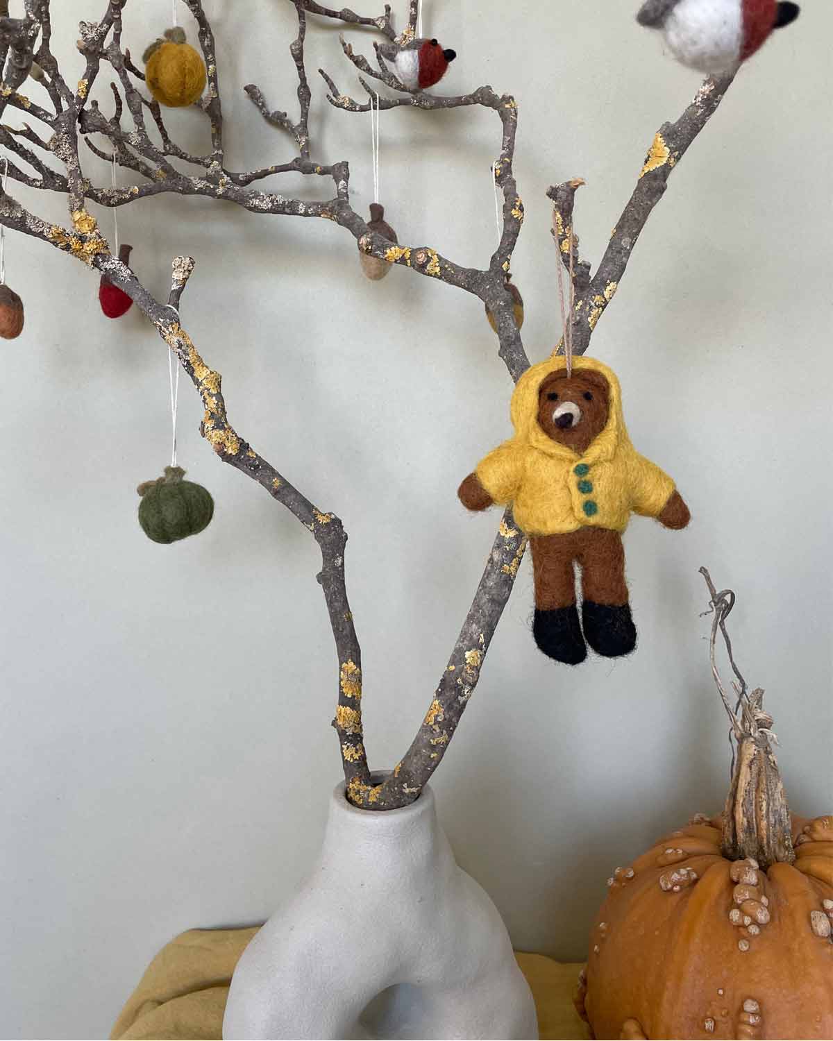 Bär im Regenmantel Filz Dekoration Braun 12 cm