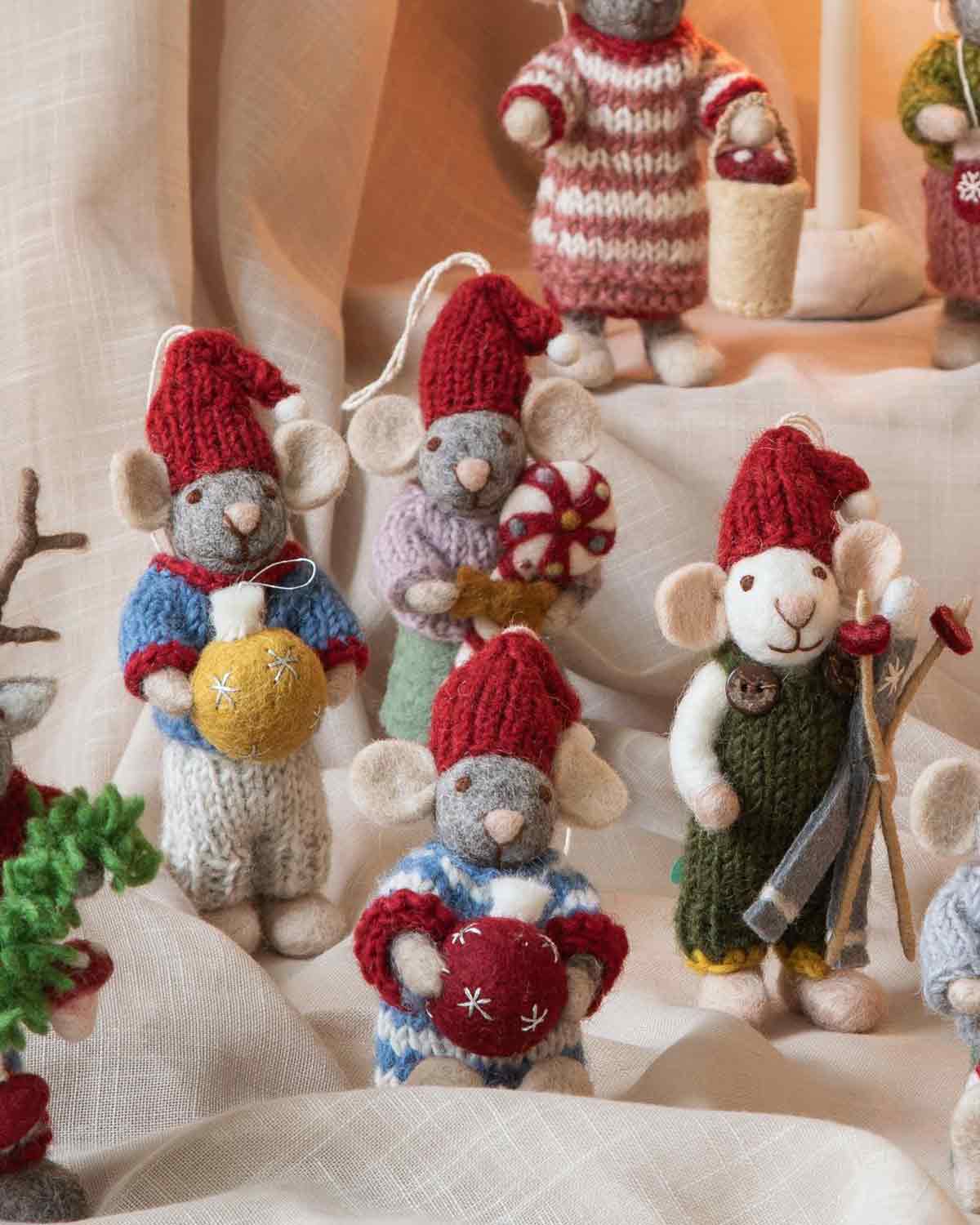 Weihnachtsmaus mit Christbaumkugel Filz Weihnachtsdeko 12 cm