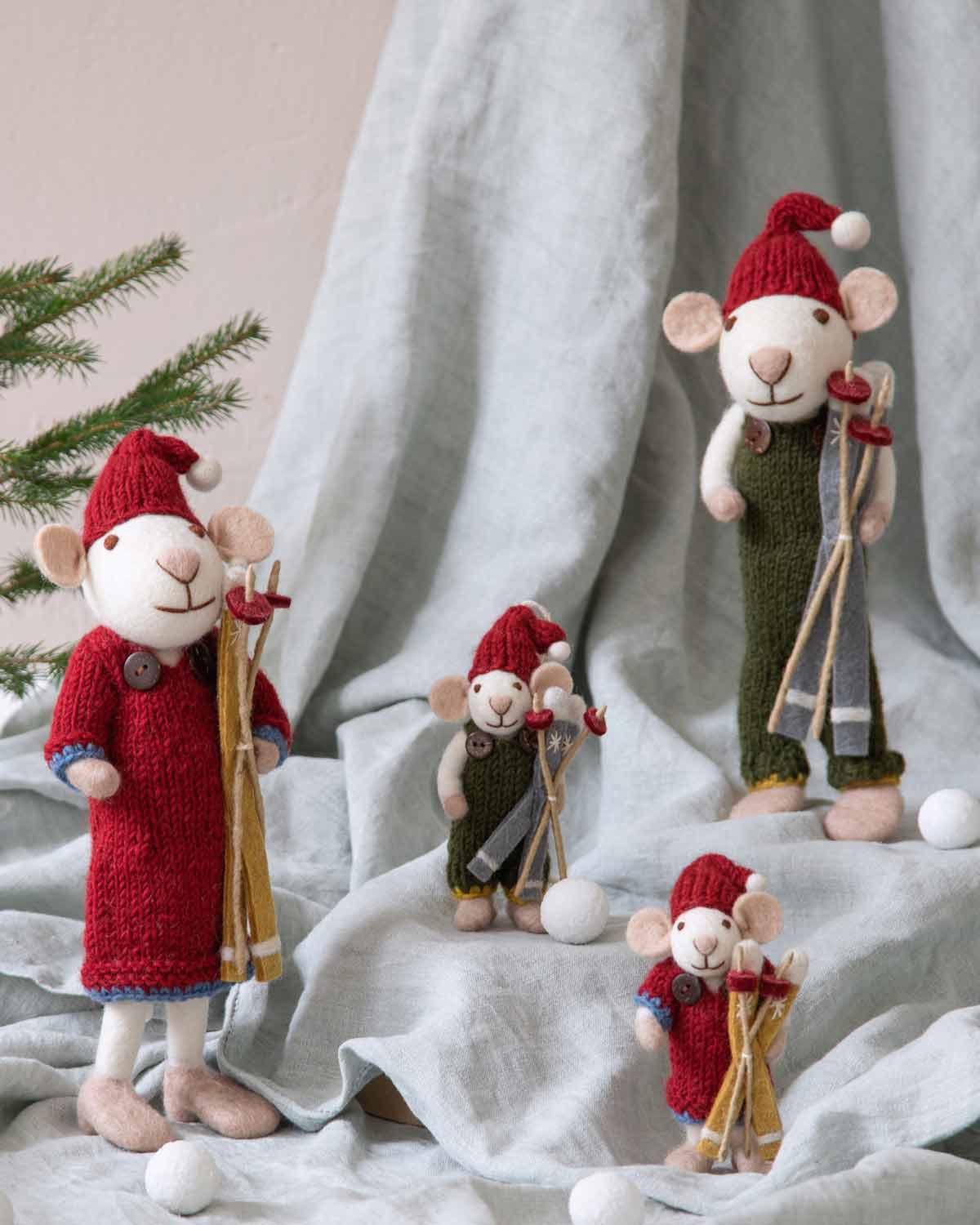 Weiße Weihnachtsmaus mit Ski Filz Weihnachtsdeko 12 cm