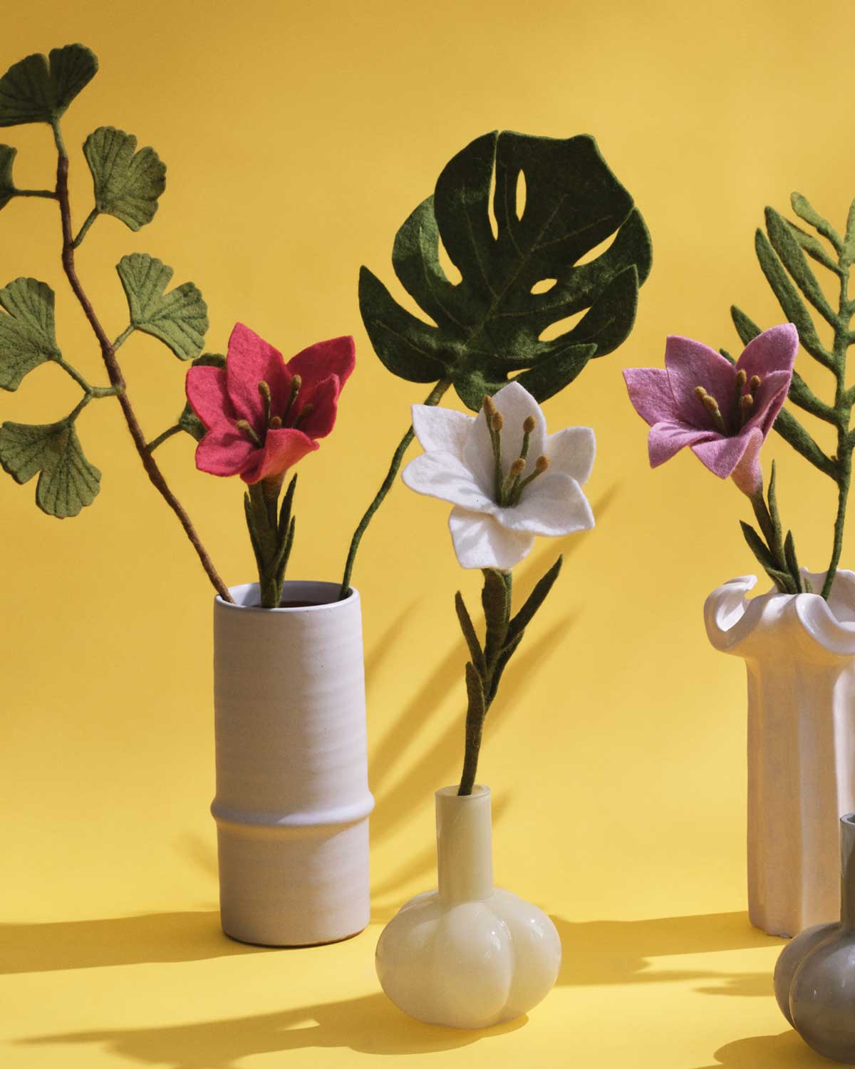 grysif_14136_monstera_blatt_filzblume - lifestylebild mit monstera blatt in vase