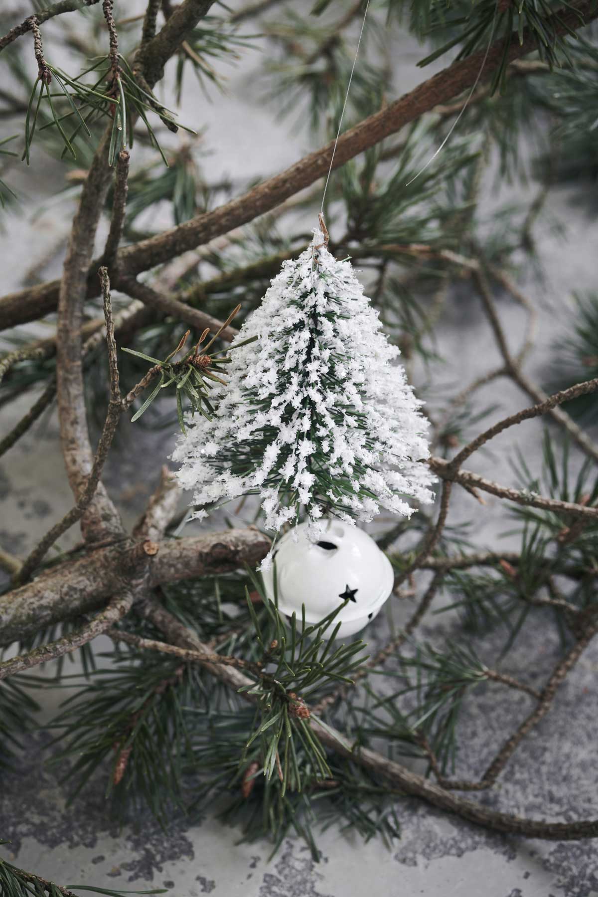 housedoctor_261530001_Tannenbaum_mit_Glocke_03