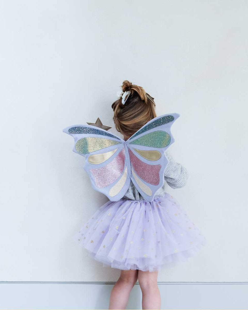 kinder-kostuem-feenfluegel-mimi-und-lula-155032-angezogen