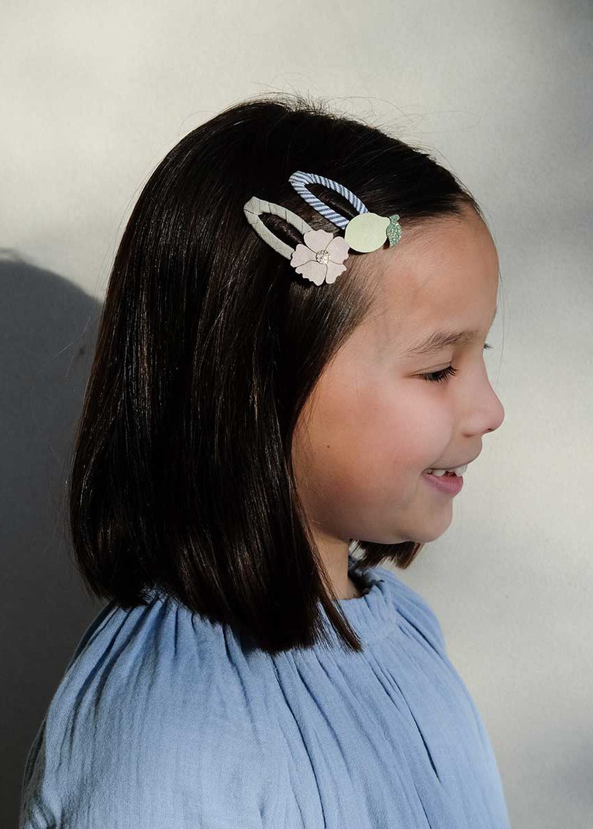 mimi-lula-haarklammer-kinder-zitronen | kind mit haarklammern im haar