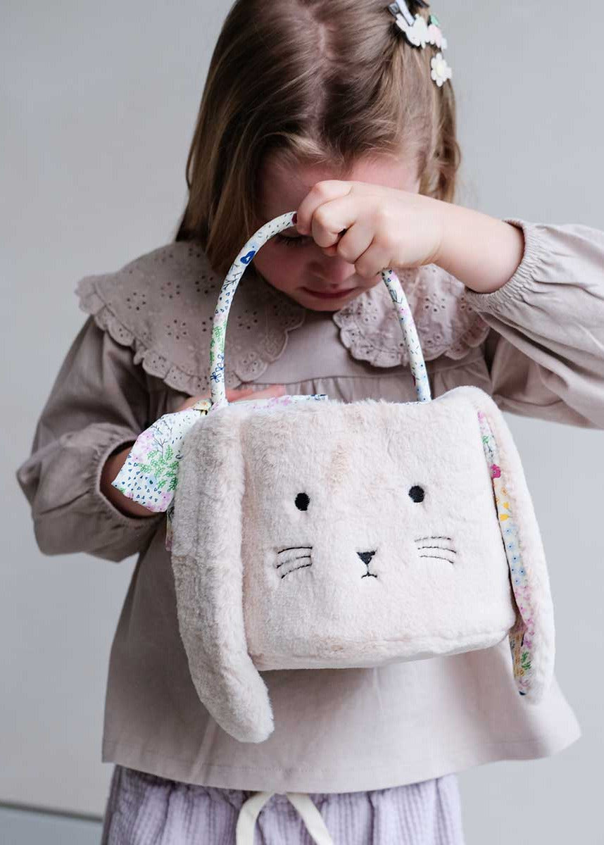 mimi-lula-osterkorb-hase-plĂŒsch | kind hat osterkorb in der hand und schaut rein