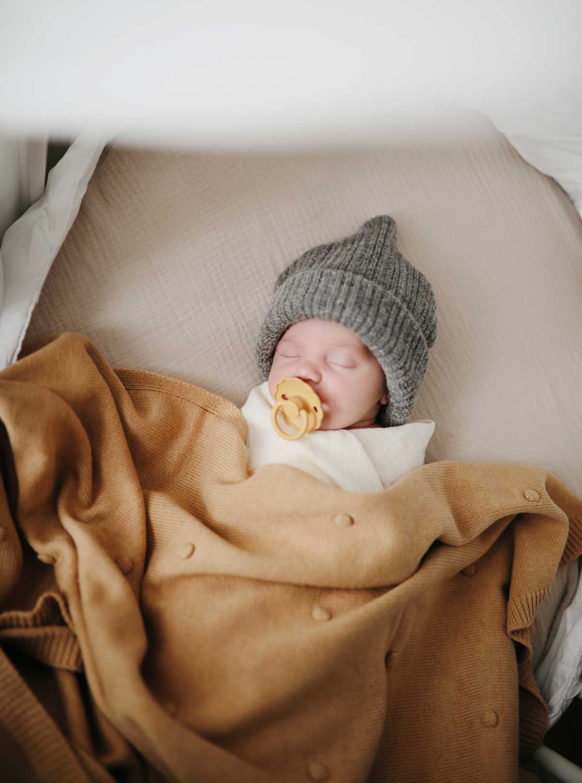 mushie_gestrickte_babydecke_punkte_Mustard_02