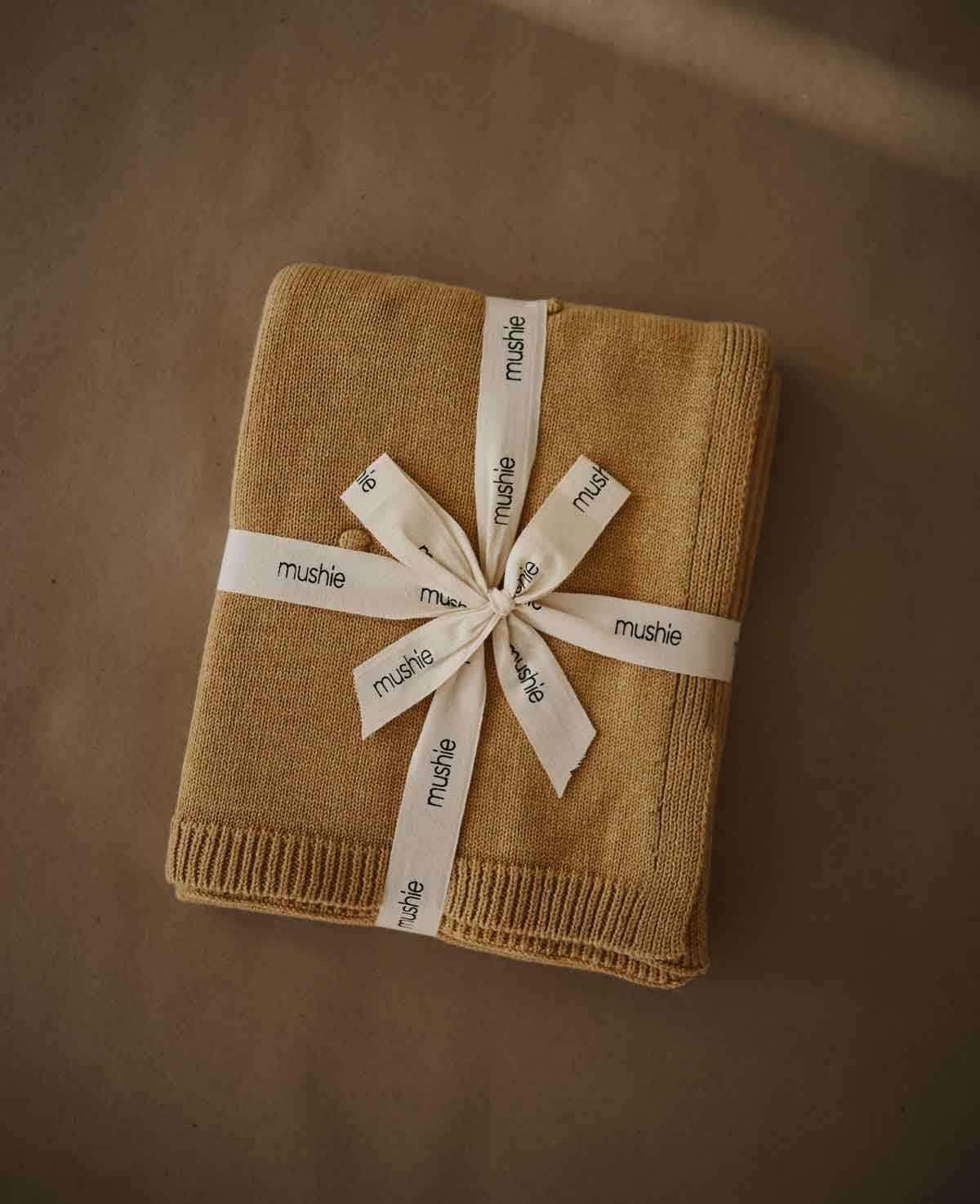 mushie_gestrickte_babydecke_punkte_Mustard_03