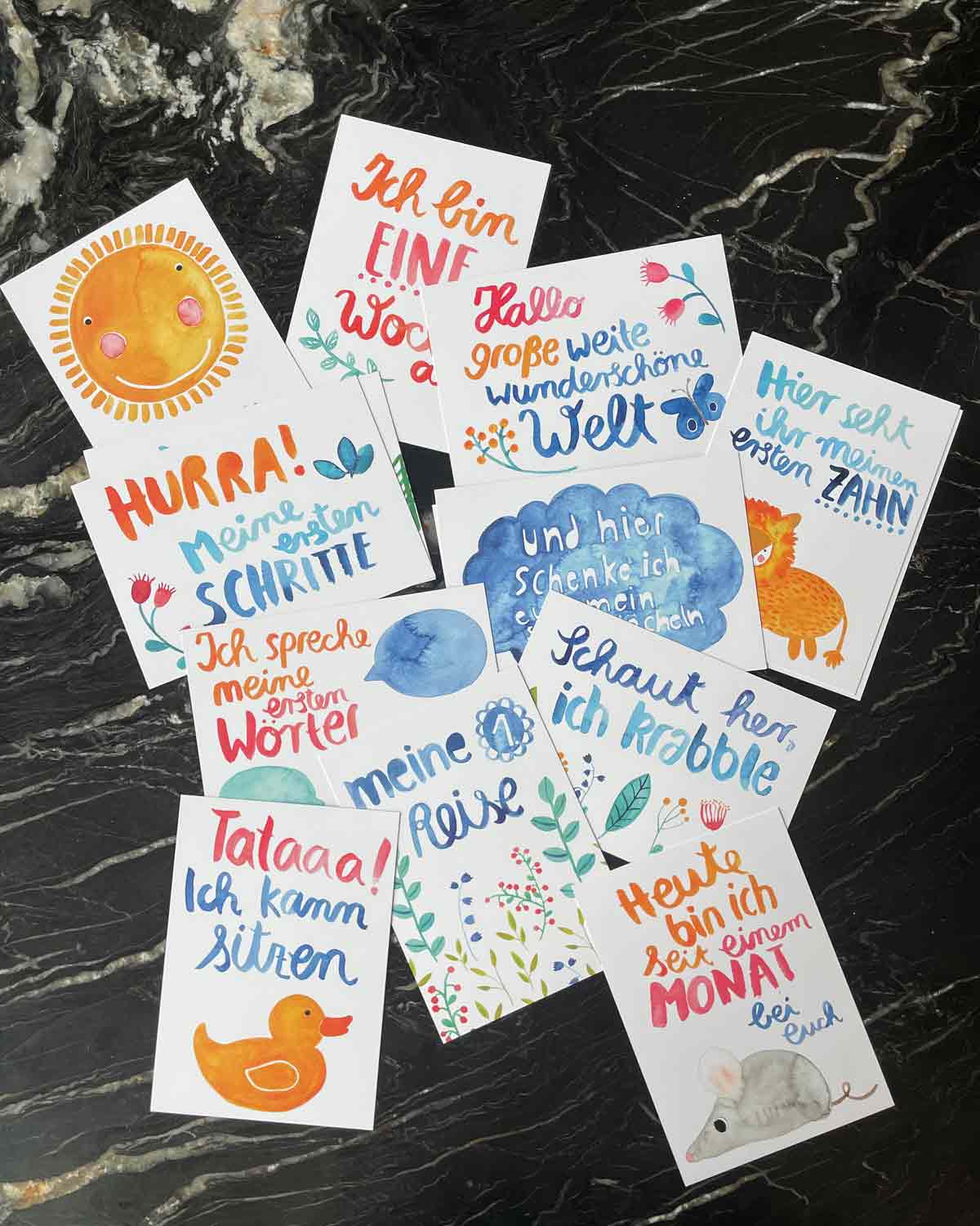 Babygeschenkset zum Kindertag – Meilensteinkarten & Beißring
