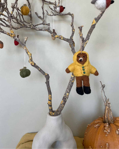 Bär im Regenmantel Filz Dekoration Braun 12 cm