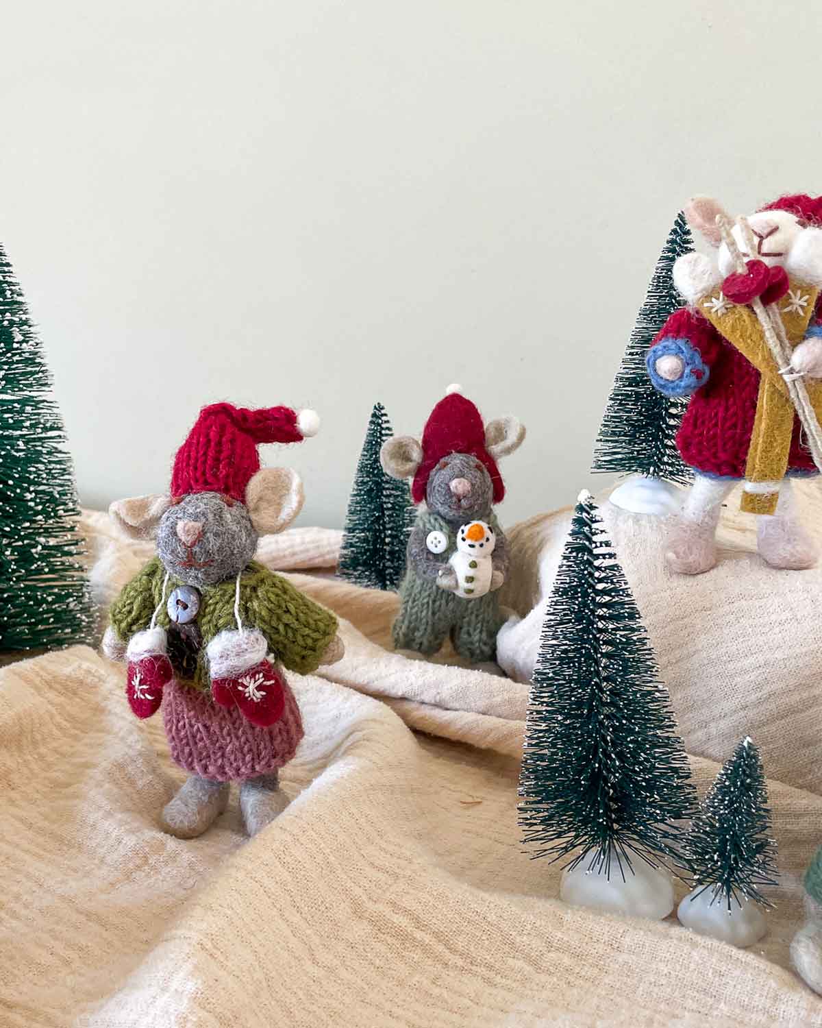 Graue Weihnachtsmaus mit Handschuhen Filz Weihnachtsdeko 12 cm