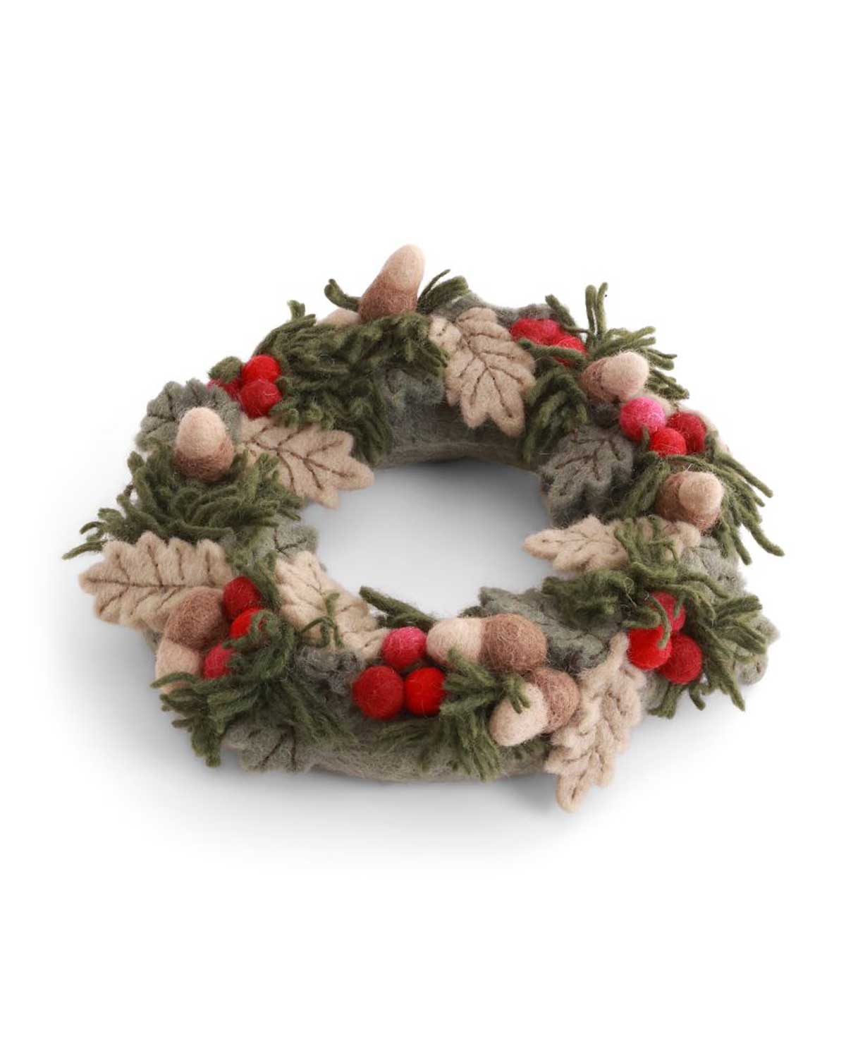 Weihnachtskranz mit Beeren, Blättern und Eicheln