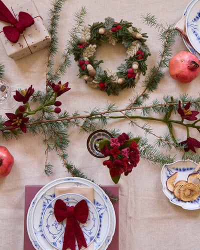 Weihnachtskranz mit Beeren, Blättern und Eicheln
