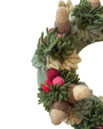Weihnachtskranz mit Beeren, Blättern und Eicheln
