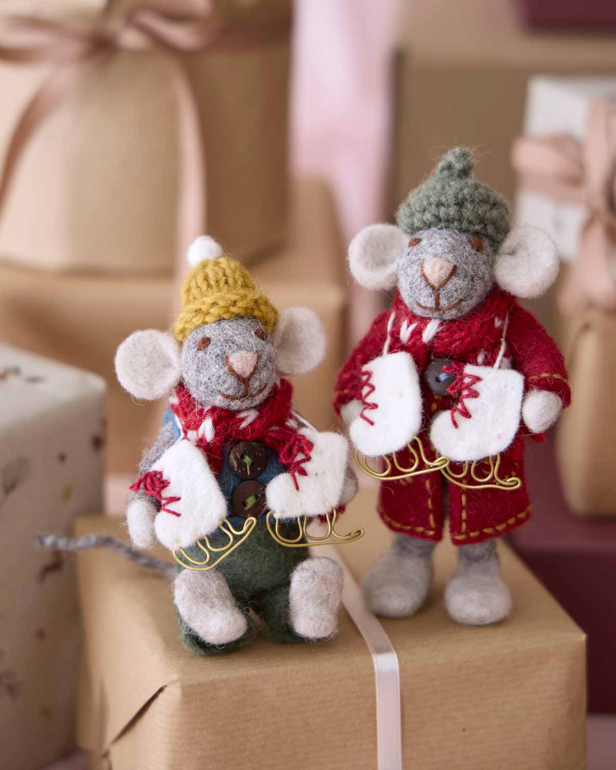 gry & if maus mit schlittschuhen filzanhaenger weihnachten - lifestyle bild maus sitzt auf geschenk
