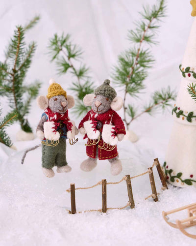gry & if maus mit schlittschuhen filzanhaenger weihnachten - lifestyle bild maus dekoriert im schnee