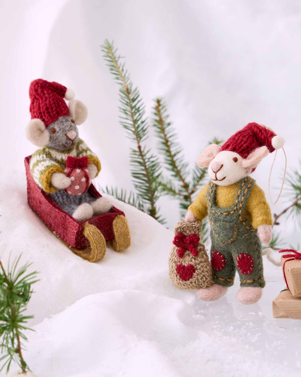 Gry & Sif Maus mit Schlitten Filzanhaenger - lifestyle bild maus mit schlitten im schnee