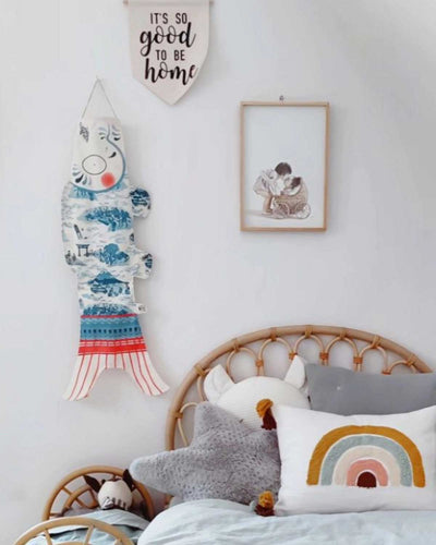 madame_mo-koinobori-KOI2.52-Toile de Jouy blau - hängend an der wand