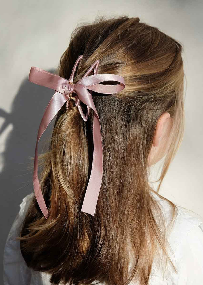 mimi-lula-haarklammer-kinder-schleife-rosa | kind mit haarklammer im haar
