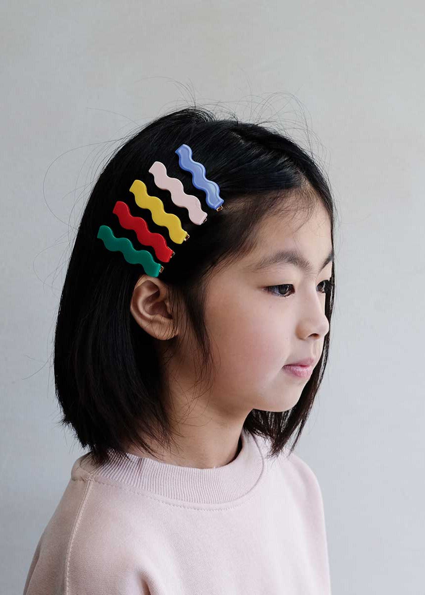 mimi-lula-haarklammer-kinder-wellen |kind mit haarklammern im haar