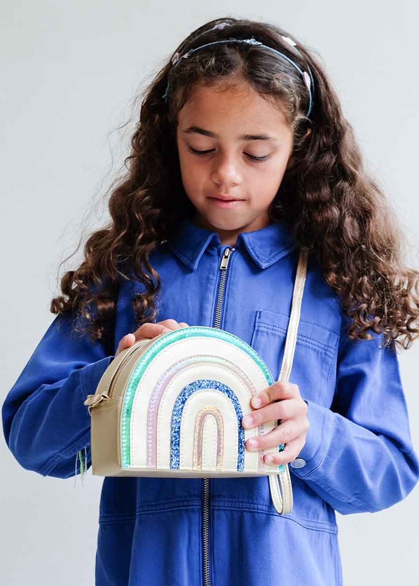 mimi lula kinder handtasche regenbogen | kind mit tasche in den händen